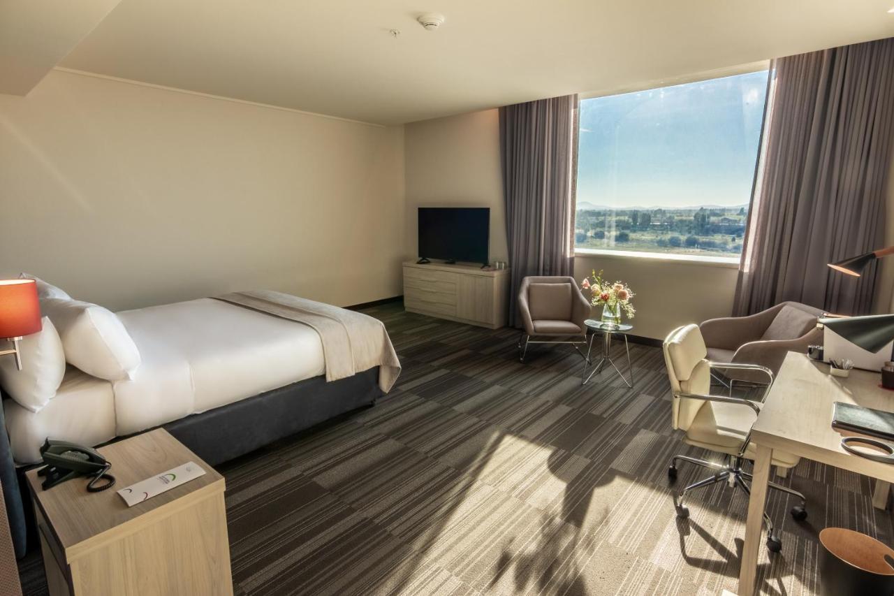 Mds Hotel Chillan Bagian luar foto A guest room at the Hilton San Diego Bayfront
