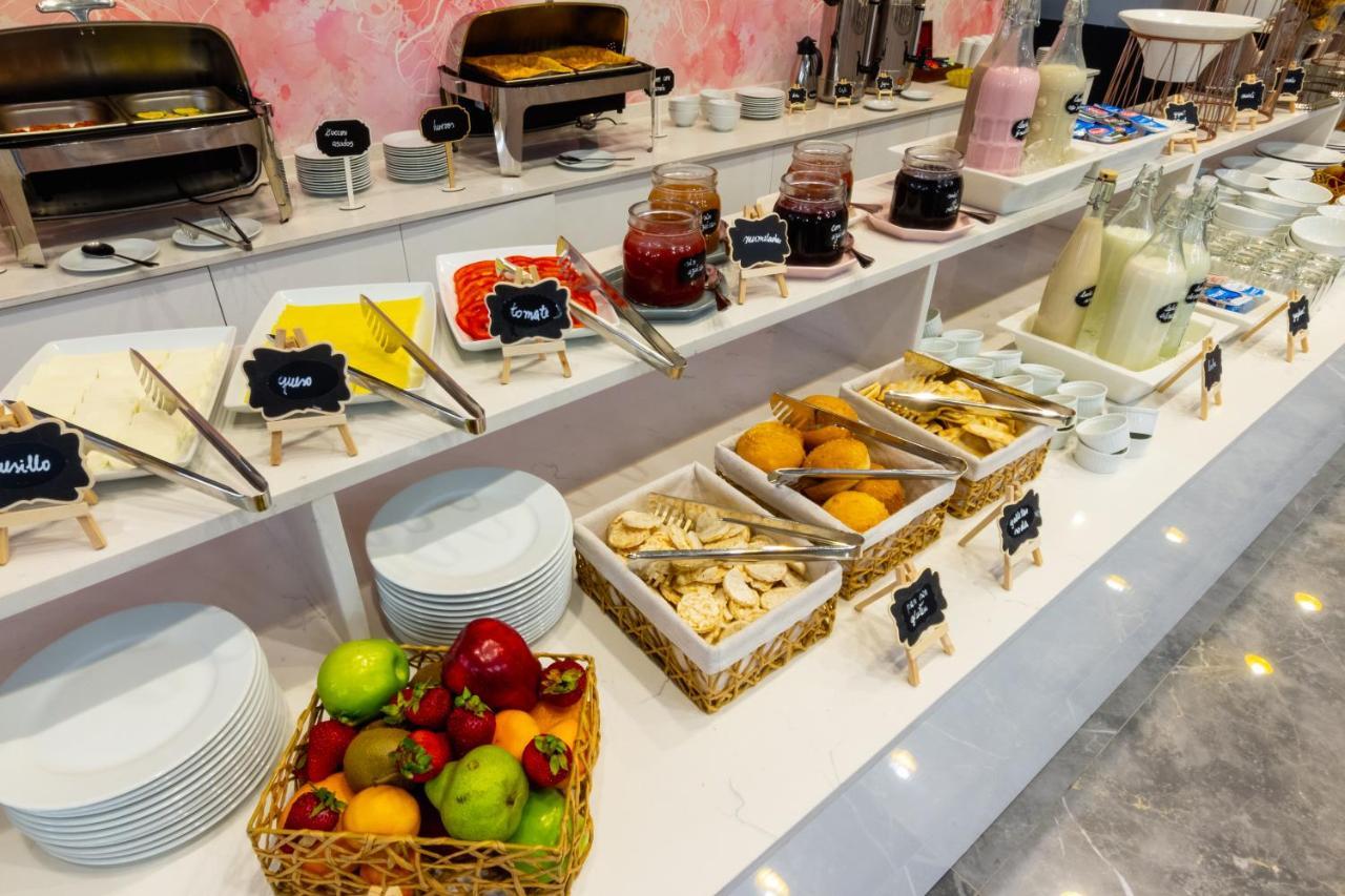 Mds Hotel Chillan Bagian luar foto A breakfast buffet at a hotel